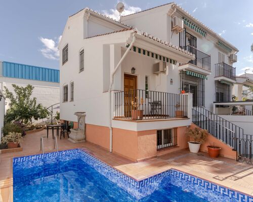 Unifamiliar de 230 m2 en Granada capital con piscina privada, garaje y zona ajardinadas