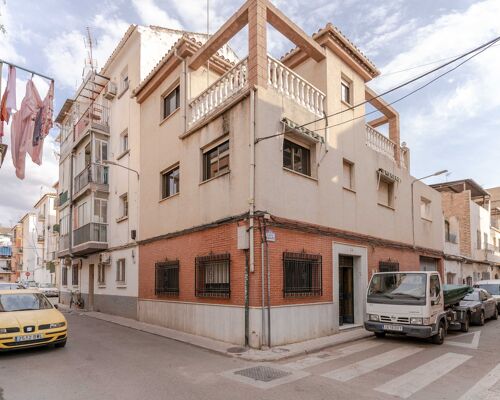Vivienda unifamiliar en Granada capital con terraza, local comercial y cochera para varios vehículos