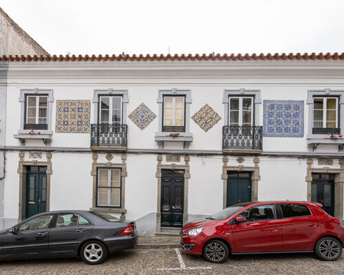 Prédio Histórico de 2 pisos e jardim no Centro Histórico de Évora... elegível para candidaturas ao abrigo IFRRU 2020