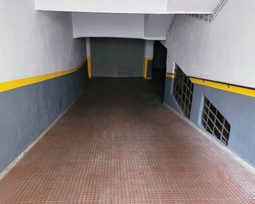 Garagem BOX fechada com 25 m2 no centro da Amadora