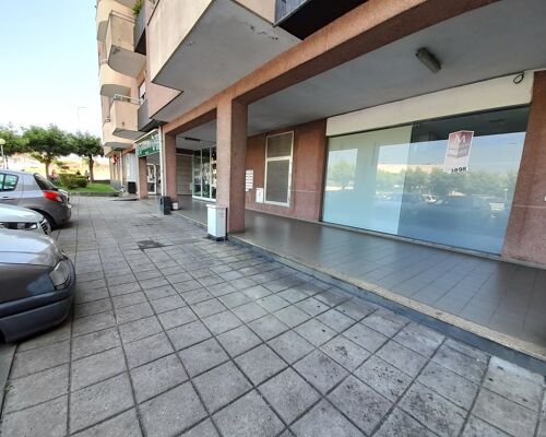 Deux magasins unifiés de 205 m2 au centre de Ribeirão, Vila Nova de Famalicão pour soutenir votre entreprise ou louer.