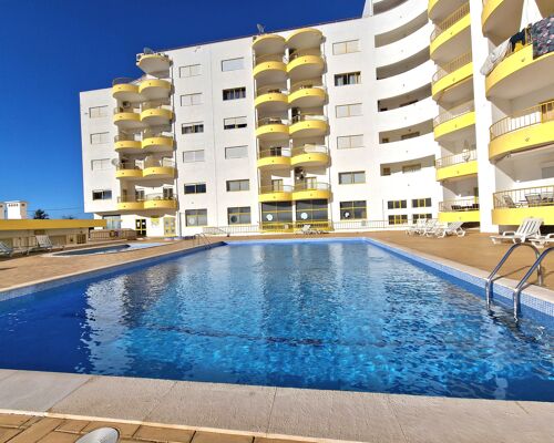 Apartamento T0 com piscina a 300 metros da praia