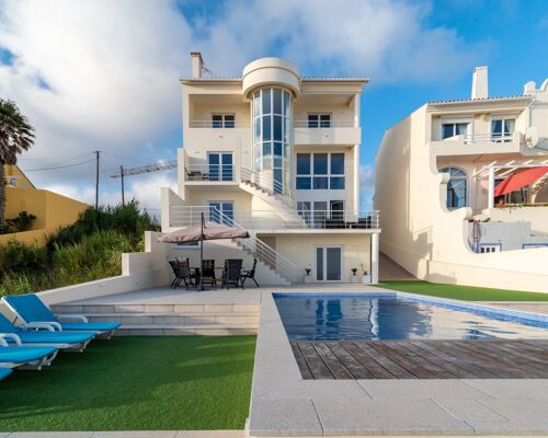 Moradia T6 distribuída por três pisos com piscina e com vistas de mar sobre a praia de Buarcos, Figueira da Foz 