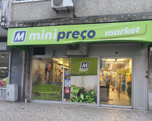 Shop with 295m2 on Avenida General Roçadas, Penha de França.