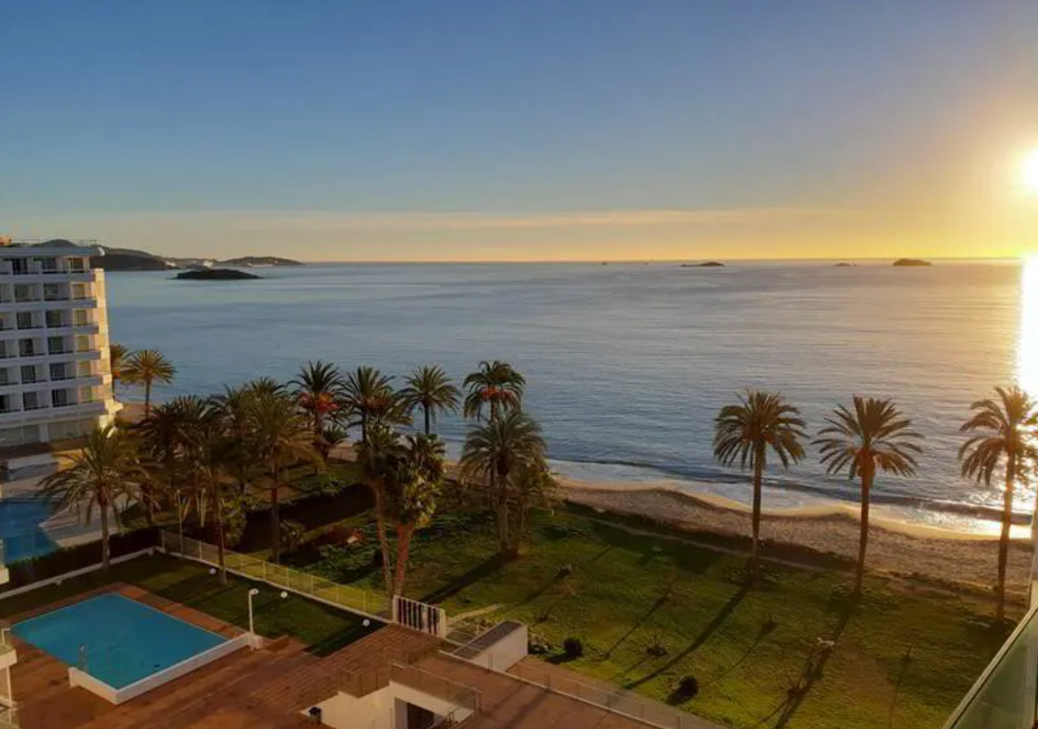 12 apartamentos con acceso exclusivo y privado a Playa d´en Bossa + 33 plazas de garaje Venta Figueretes Platja d'En Bossa