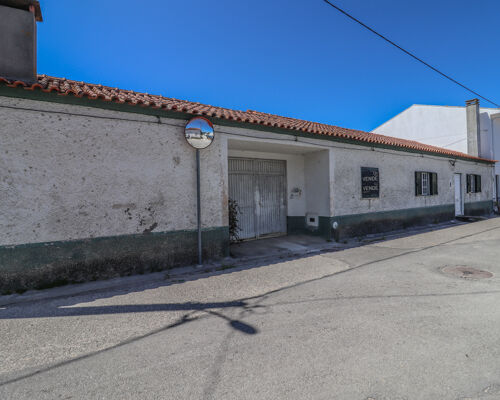 Moradia térrea T4 com terreno e garagem para 3 carros, situada em Arazede, freguesia e concelho de Montemor-o-Velho.