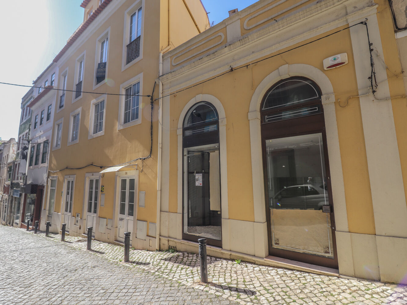 Prédio / Hostel - Edifício com 4 pisos destinado a alojamento local, comércio e restauração, situado na zona histórica da cidade da Figueira da Foz e próximo do Campus Figueira da Foz - Universidade de Coimbra.