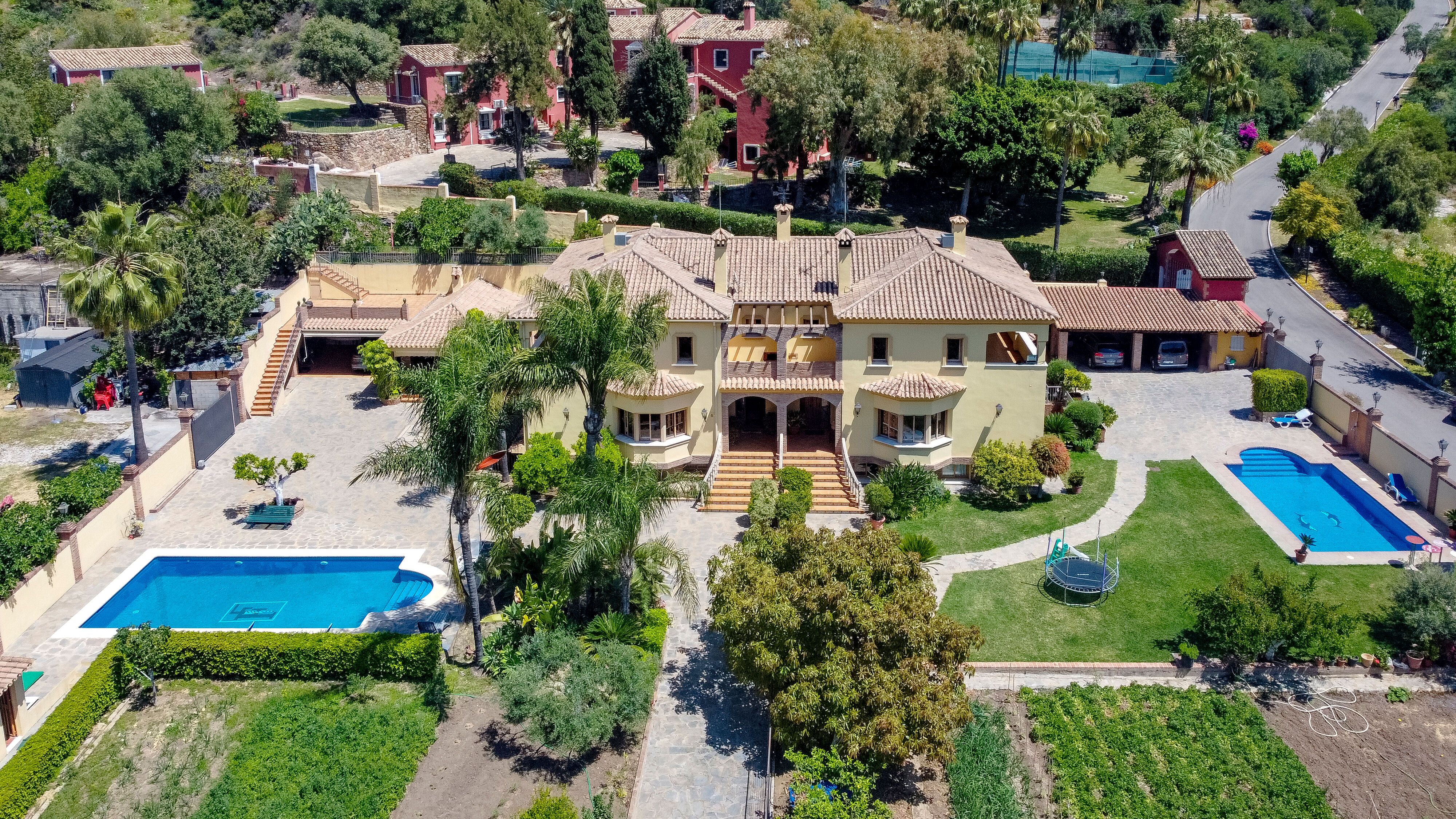 Espectacular villa compuesta por dos casas en Vega del Colorado, La Quinta, Benahavís. Venta La Quinta