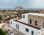 VILLA DE NUEVA CONSTRUCCIÓN CON VISTAS PANORÁMICAS AL MAR DESDE CALPE HASTA MORAIRA