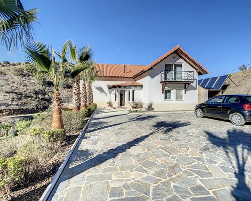 Exclusive Villa for sale in Lomas de Flamenco, Mijas. This stunning property, with 500m2 of construction on a 10,000m2 plot, features 5 bedrooms and 4 bathrooms. The social areas and expansive terraces invite you to contemplate the beautiful panorama