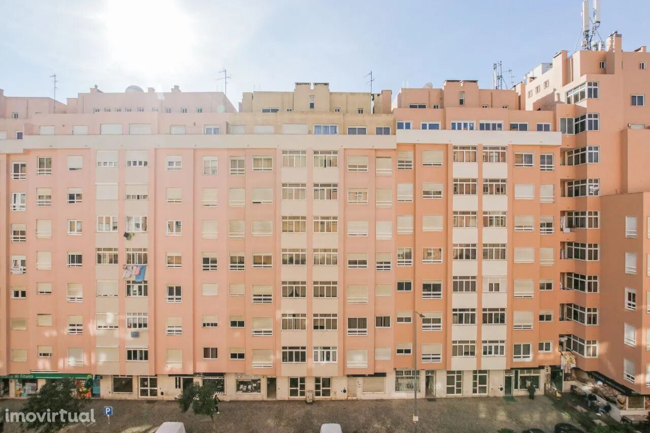 Venda de Apartamento T2 Avenida De Fitares, Nº 42 Rio de Mouro (Sintra)