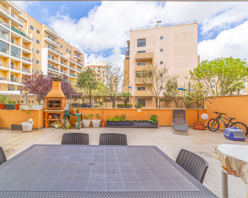 Apartamento T3 com terraço de 80m2 e parqueamento em Vila Chã, Amadora