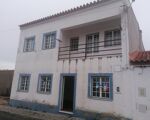 Moradia V3, com uma área bruta de construção de 177 m2, que se localiza na Rua de Aljustrel, em Canhestros, Ferreira do Alentejo, Beja