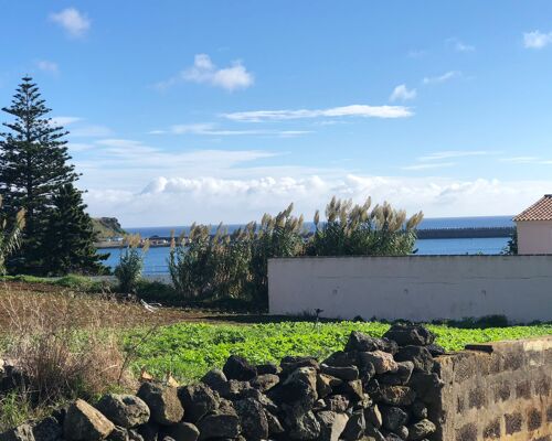 Terreno rústico com vista mar a poucos metros da praia e do centro da Cidade da Praia da Vitória - Ilha Terceira-Açores