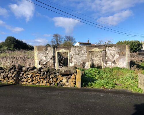 Moradia para reconstrução situada nos Biscoitos-Ilha Terceira-Açores
