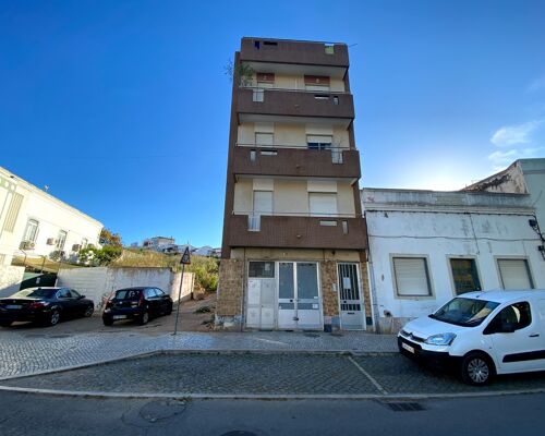 Apartamento T2 transformado em T3 (4 Assoalhas) disponível para Venda em Portimão, bem conservado