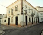 House with excellent area in the center of Lagoa
