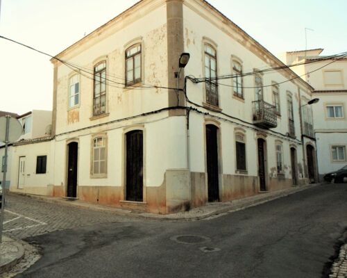House with excellent area in the center of Lagoa