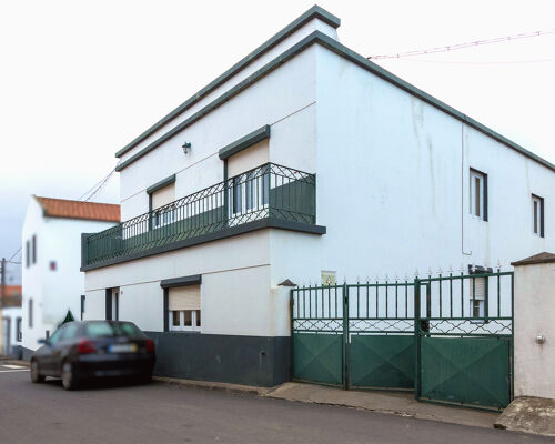 Moradia tipologia T4 | dois pisos | varanda | espaçosa entrada lateral | garagem | quintal | Arrifes | Ponta Delgada