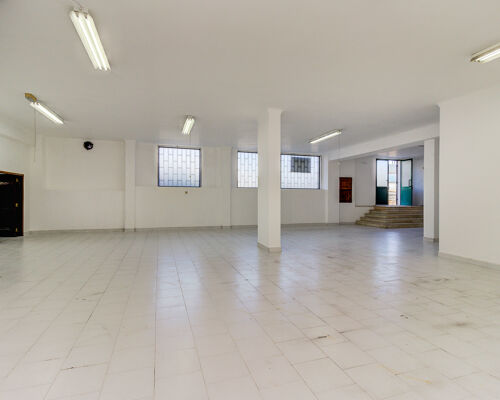 Loja central com 232m2 - um único piso - Amadora Lisboa