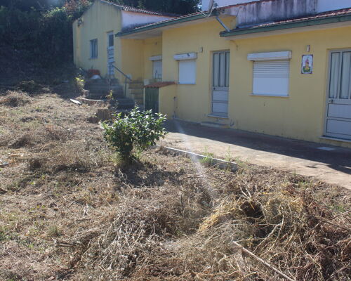 Moradia T2+1 inserida num lote de terreno de 200 m2 com uma área de implantação de 88 m2 na Rua da Fonte, 78 - 3045-298 Ameal, Coimbra