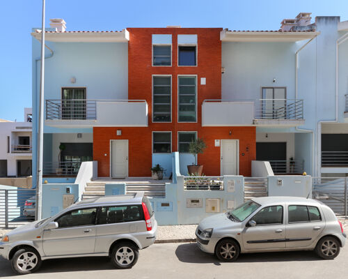 Maison de ville V3 + 1 - patio et garage- Charneca da Caparica