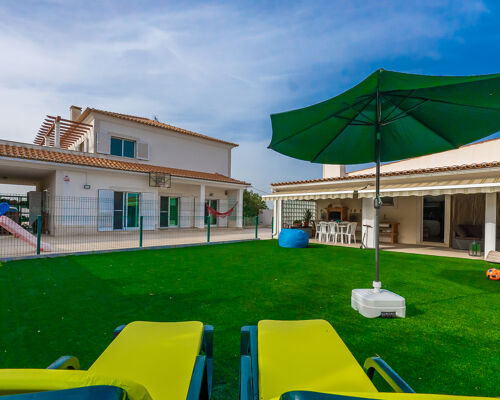 Moradia T4+1 com mezanino com jardim terraço e garagem num terreno de 660m2 na Mourisca, Setúbal