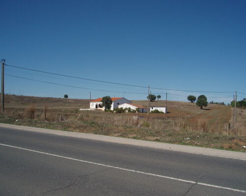 Excelente imóvel misto com a área de 3,8825 Ha, situado á beira da EN 260 (Lisboa/Sevilha).