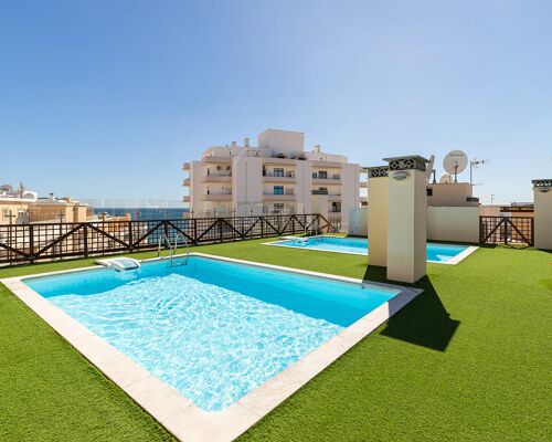 Apartment with swimming pools, garage and storage, only a few steps from the beach!