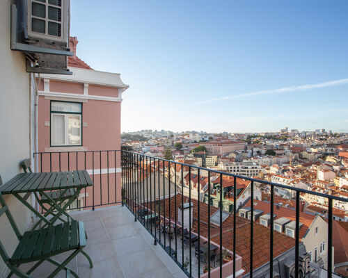 Edificio de gaveto  na Costa do Castelo São Jorge totalmente remodelado com vista sobre a cidade de Lisboa